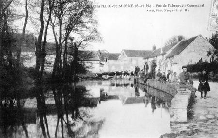 Vue de l'abreuvoir communal (avant 1909)